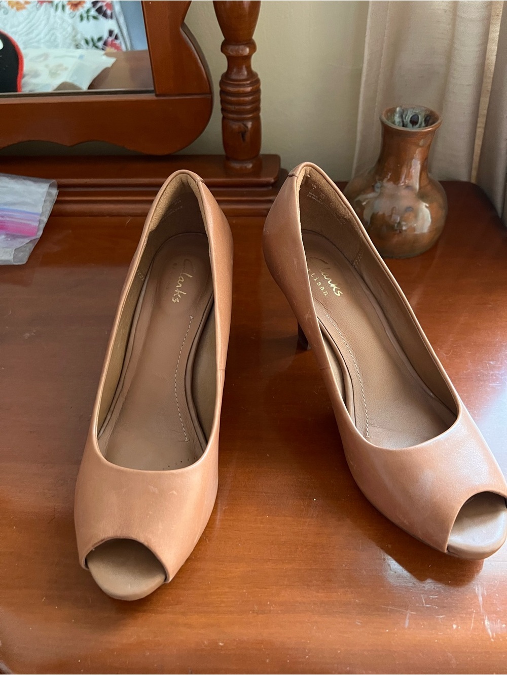 Clarks Women's Tan Peep-Toe Heels size 6.5 like new